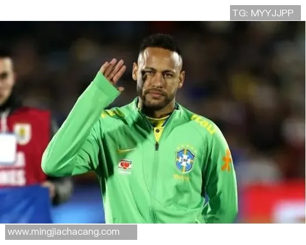 足球明星因伤拄拐杖走路引发球迷关注背后故事令人心疼